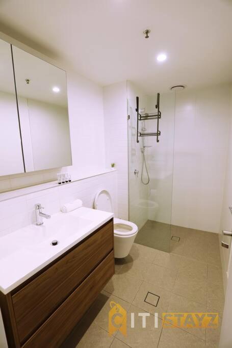 2Bd 2Bth - Chic Apt In Woden Cbd Apartment Phillip Exterior photo