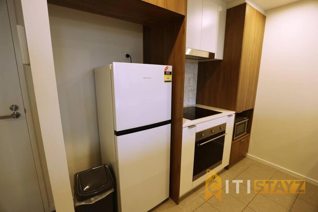 2Bd 2Bth - Chic Apt In Woden Cbd Apartment Phillip Exterior photo