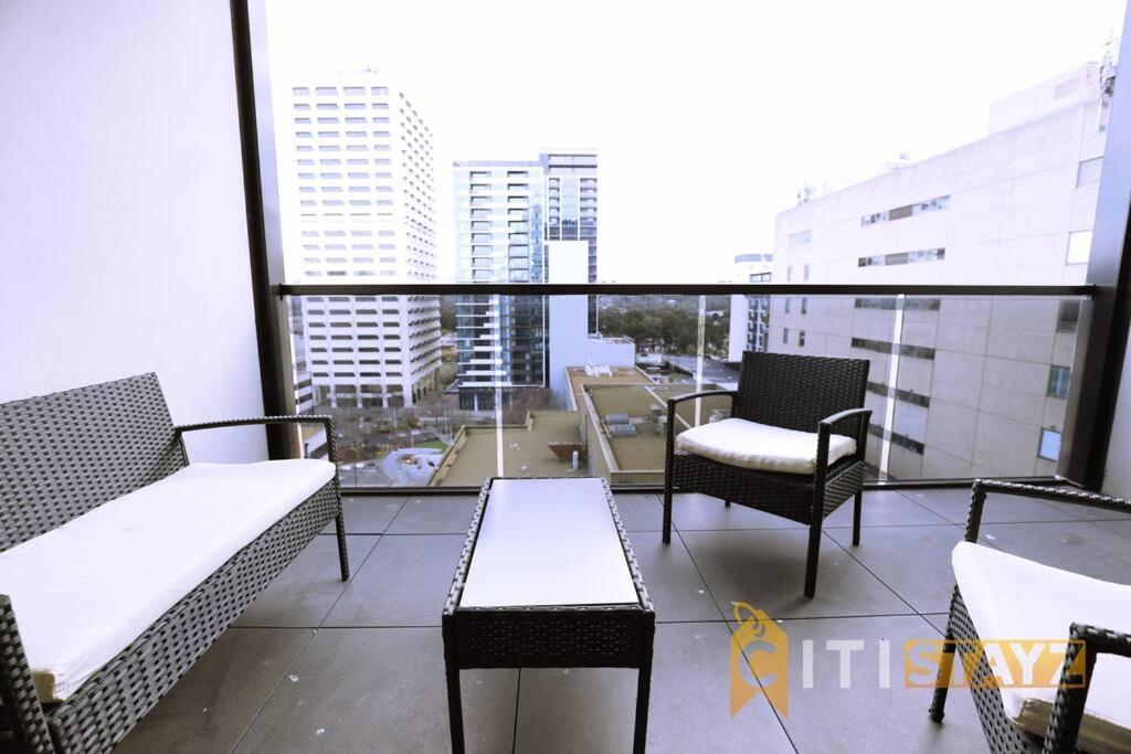 2Bd 2Bth - Chic Apt In Woden Cbd Apartment Phillip Exterior photo