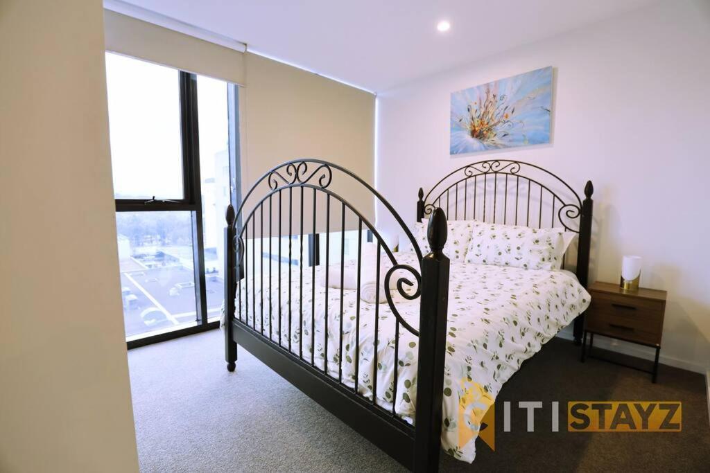 2Bd 2Bth - Chic Apt In Woden Cbd Apartment Phillip Exterior photo