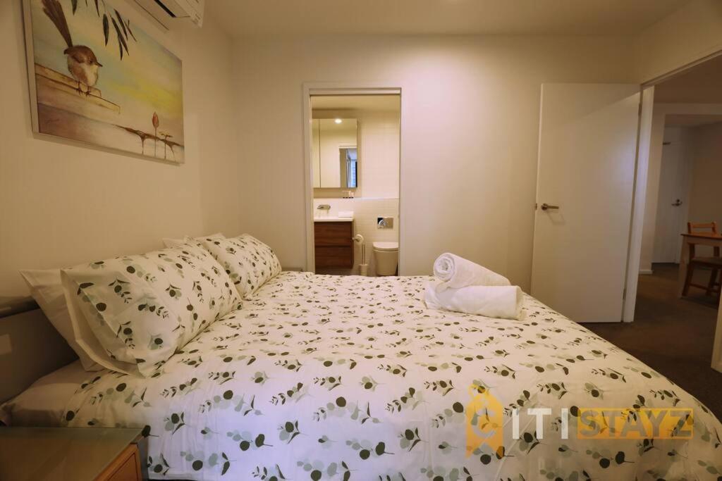 2Bd 2Bth - Chic Apt In Woden Cbd Apartment Phillip Exterior photo