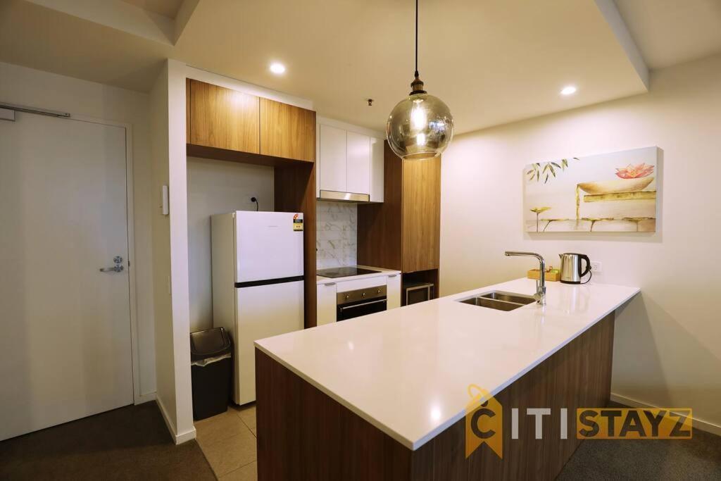 2Bd 2Bth - Chic Apt In Woden Cbd Apartment Phillip Exterior photo