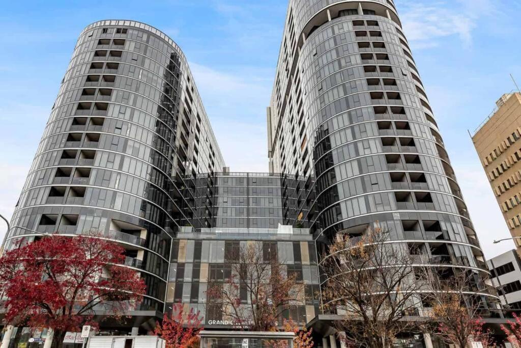 2Bd 2Bth - Chic Apt In Woden Cbd Apartment Phillip Exterior photo