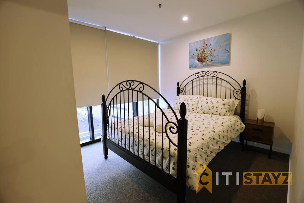 2Bd 2Bth - Chic Apt In Woden Cbd Apartment Phillip Exterior photo