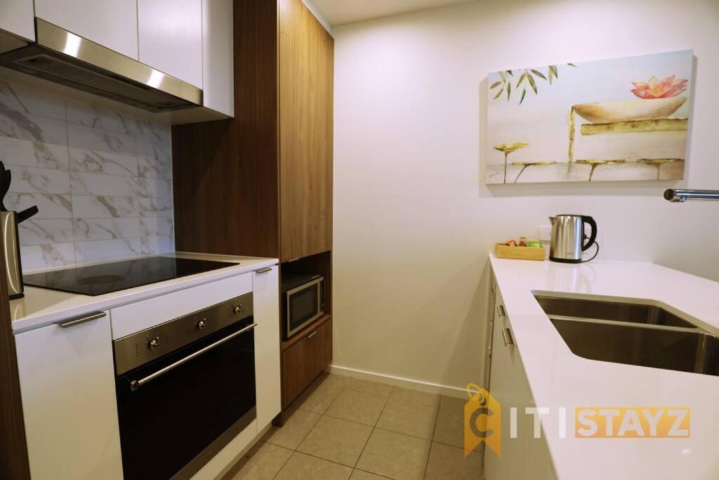 2Bd 2Bth - Chic Apt In Woden Cbd Apartment Phillip Exterior photo