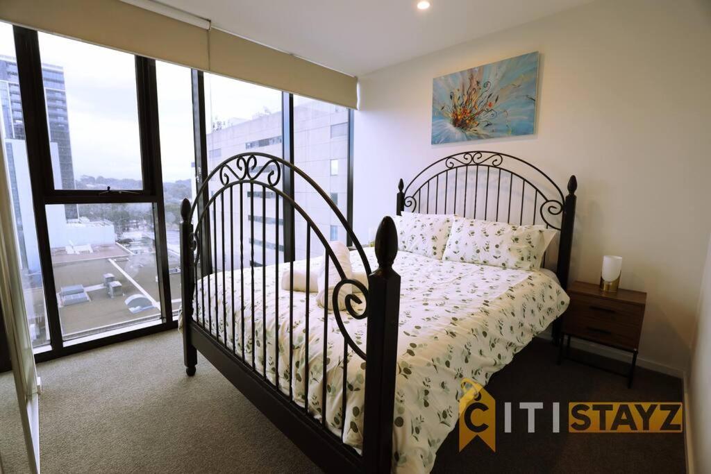 2Bd 2Bth - Chic Apt In Woden Cbd Apartment Phillip Exterior photo