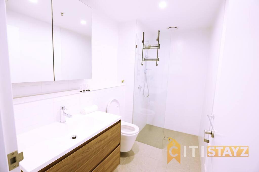 2Bd 2Bth - Chic Apt In Woden Cbd Apartment Phillip Exterior photo