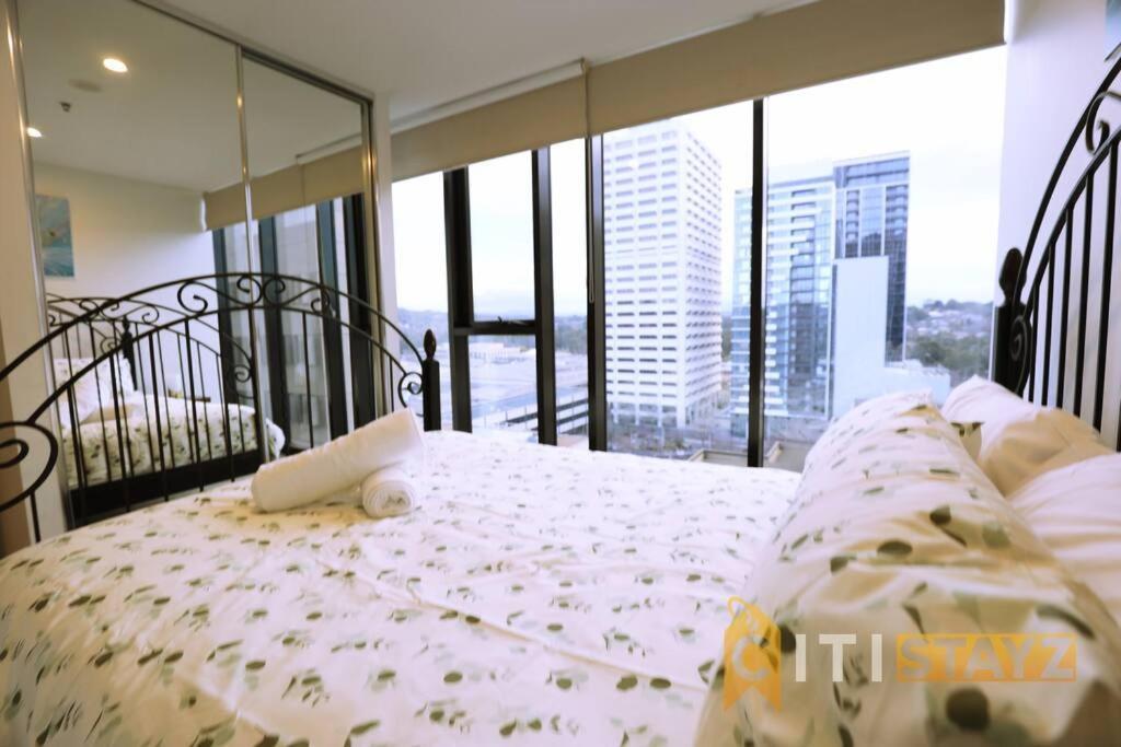 2Bd 2Bth - Chic Apt In Woden Cbd Apartment Phillip Exterior photo