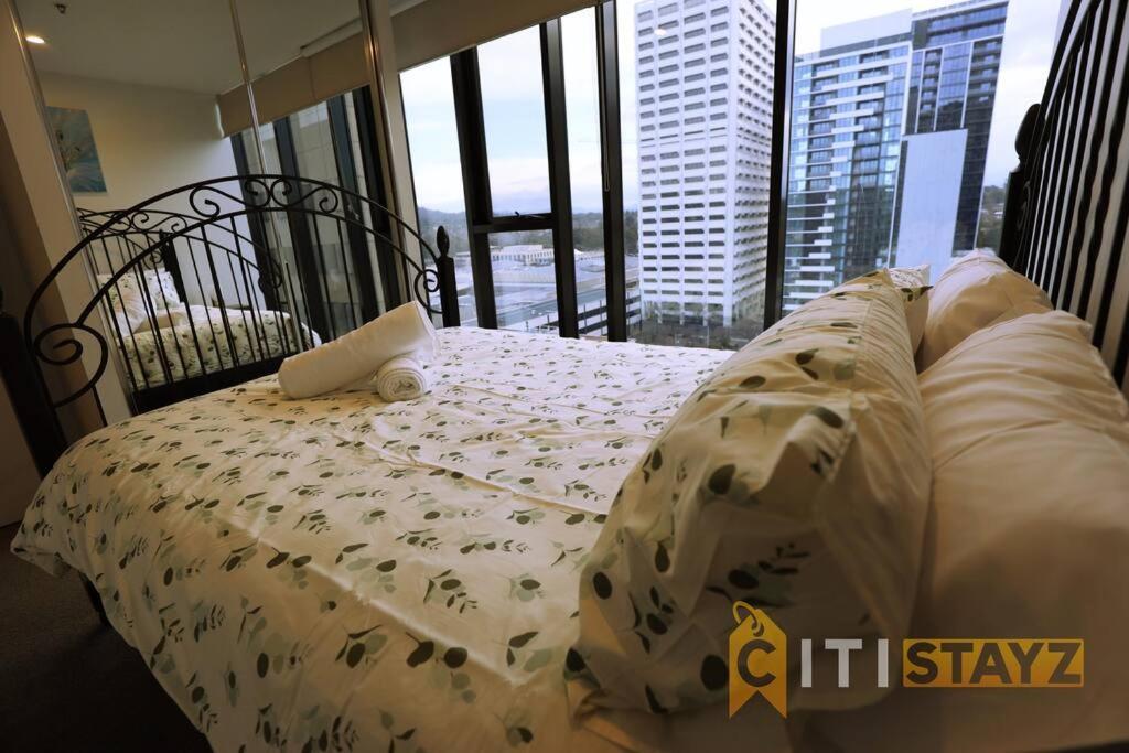 2Bd 2Bth - Chic Apt In Woden Cbd Apartment Phillip Exterior photo