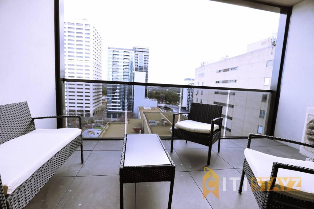 2Bd 2Bth - Chic Apt In Woden Cbd Apartment Phillip Exterior photo