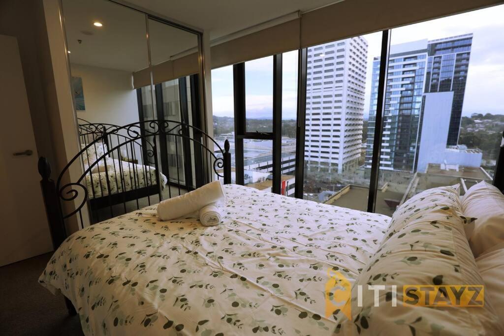 2Bd 2Bth - Chic Apt In Woden Cbd Apartment Phillip Exterior photo