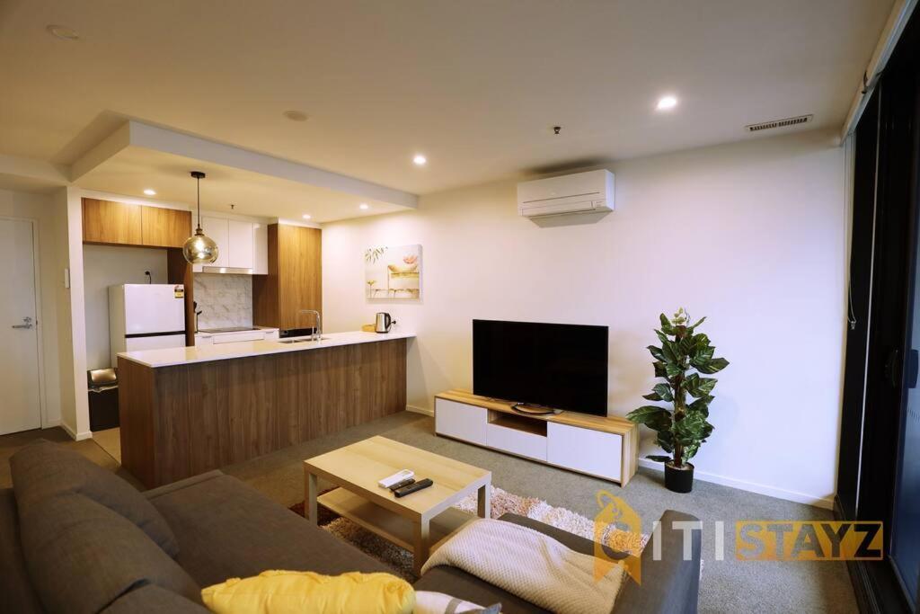 2Bd 2Bth - Chic Apt In Woden Cbd Apartment Phillip Exterior photo