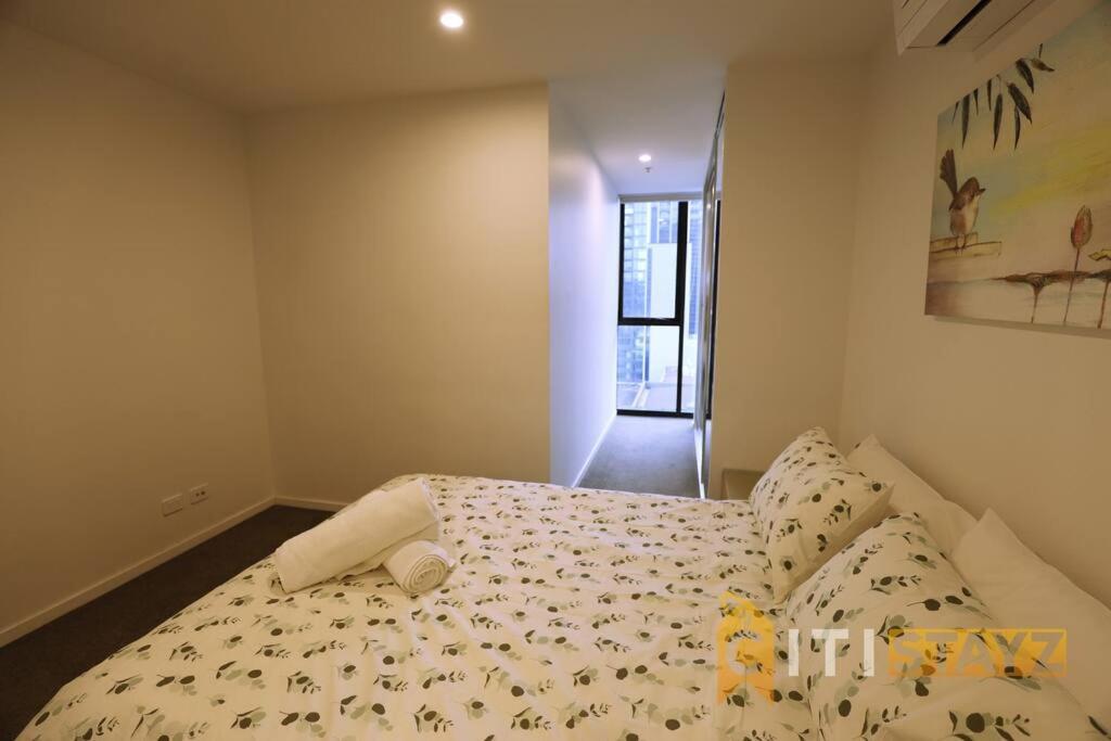 2Bd 2Bth - Chic Apt In Woden Cbd Apartment Phillip Exterior photo