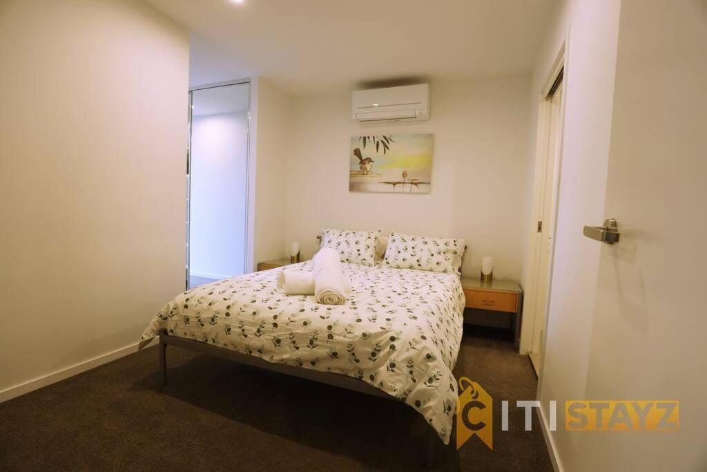 2Bd 2Bth - Chic Apt In Woden Cbd Apartment Phillip Exterior photo