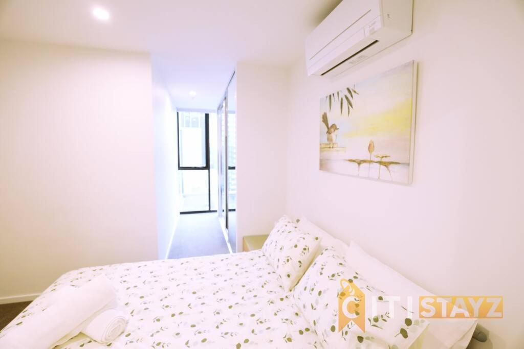 2Bd 2Bth - Chic Apt In Woden Cbd Apartment Phillip Exterior photo