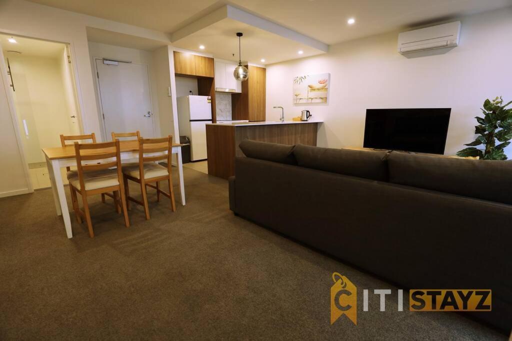 2Bd 2Bth - Chic Apt In Woden Cbd Apartment Phillip Exterior photo