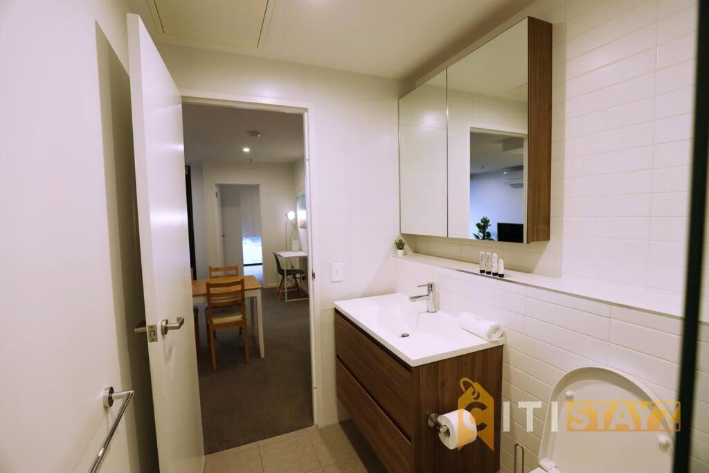 2Bd 2Bth - Chic Apt In Woden Cbd Apartment Phillip Exterior photo