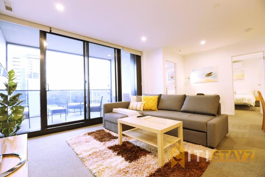 2Bd 2Bth - Chic Apt In Woden Cbd Apartment Phillip Exterior photo